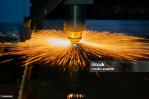 ファイバーレーザー切断機で利益を得る:実証済みのビジネスガイド 