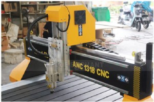 1318 3 軸木彫り機械がモルドバへ向かう途中 