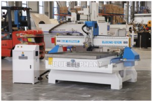 4×4 小型回転軸 CNC 木工機械 – プエルトリコのサンフアンに納品準備完了 