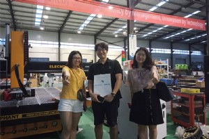 Visite exclusive de l usine :des amateurs d artisanat coréens explorent la gravure CNC de précision 