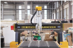 1212 小型 CNC 木工機械 – 英国グラスゴーへ短納期で納品 