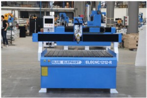 Precision 1212 4 軸 CNC ルーターが高度な木彫りのためにシアトルに納入 