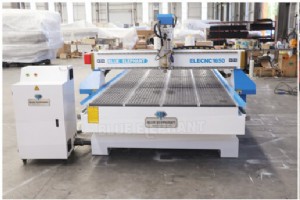 プレミアム 1650 CNC 木材切断機 – カスタム構築され、スペインのバレンシアへの配送準備完了 
