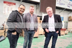 スウェーデンの顧客が工場を訪問し、ATC および CNC 振動ナイフ マシンを購入 