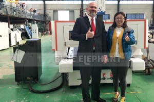 米国の顧客が最先端の CNC マシンを評価するために当社の工場を訪問 