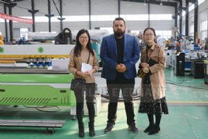 メキシコの顧客が工場を訪問、1325 4 軸 CNC ルーターを確保 