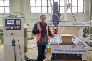 ウクライナにおける 4×8 フィート ATC CNC マシンの包括的なアフターセールス サポート 