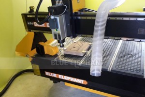 ロシアの 1325 ロータリー CNC 木工機械 - 精度、パワー、カスタム設計をご覧ください。 