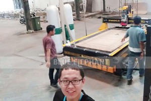 インドネシア向けプロフェッショナルテクニカルサポート:リニアマガジン付き 1530ATC CNC 木彫りマシン 