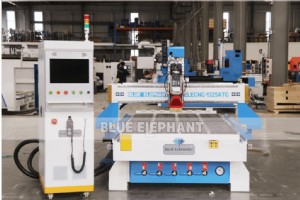 カスタマイズされた 4×8 ATC 木製 CNC マシン - フランスの家具メーカーに最適 