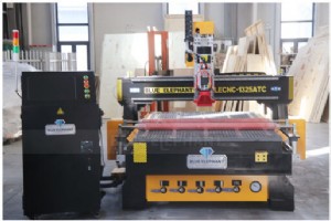 プレミアム 1325 リニア ATC 4×8 CNC ウッドルーターがドイツに納入 
