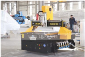 カスタム 1313 ウッド CNC ルーターが米国に納入予定 