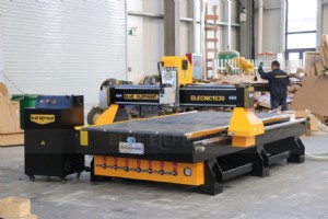 コスト効率の高い 1530 CNC 木材切断機をペルーに出荷 