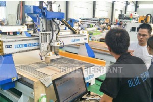 インドネシアの顧客がマルチスピンドル木工機械を調査するために訪問 