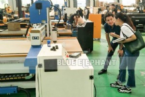 アルゼンチンのクライアントが高度な 3 軸 CNC マシンを選択するために済南を訪問 