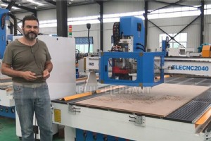 イタリアの顧客がリニア ATC CNC マシンのトレーニング – 工場訪問とデモ 