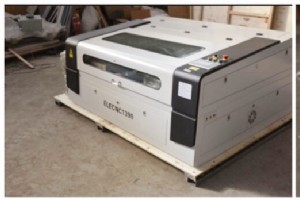 高性能 1390 CO₂ レーザー CNC マシンがホンジュラスに納入 