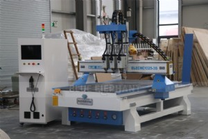 スウェーデンへ向かう 1325 CNC ルーターマシン:家具産業向けの精密木工品 