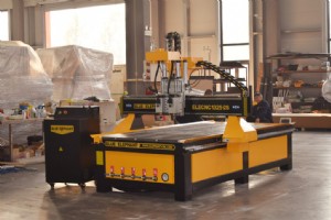 デュアルスピンドルを備えた 1325 マルチヘッド CNC マシンが日本に出荷 – 木工および家具の生産に最適 