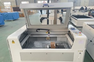 1390CO₂ レーザー切断機がフランスへ向けて出発中 