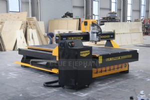 CCD カメラを搭載した ELECNC1632 CNC ルーターがフランスに出荷開始 