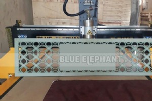 パキスタンの顧客が 4x8 CNC 木材ルーターの優れた木材加工を称賛 