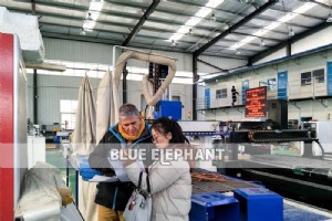 フランス人夫婦が CNC ルーターを実験:革新と喜びの 1 日 