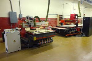 米国の 2 台の高度な CNC ルーターに対する専門家によるオンサイト テクニカル サポート 