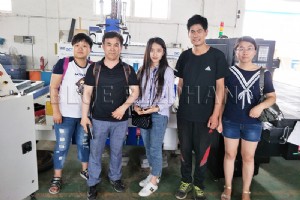 Un client coréen inspecte et reçoit la machine à bois 6090 