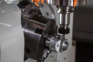 旋削とフライス加工:19 の重要な要素の専門家による比較 