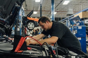 キャリアを加速:1 年以内に認定自動車整備士になれる 