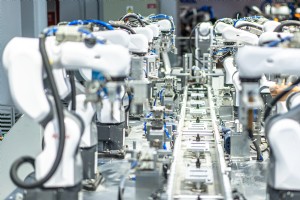 Kabelgebundene Konnektivität nutzen: Die Rolle von Ethernet und IoT-Protokollen in der Smart Factory