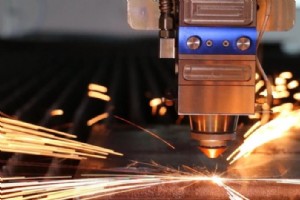 Laserschneid-Qualität optimieren, um Nachbearbeitungskosten zu senken