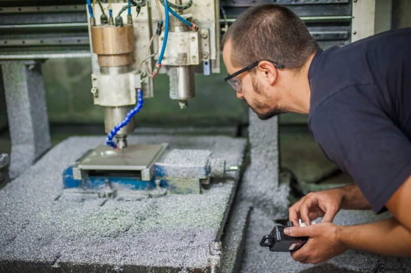 CNC-machinekosten en interne versus outsourcing:wat ingenieurs moeten weten 
